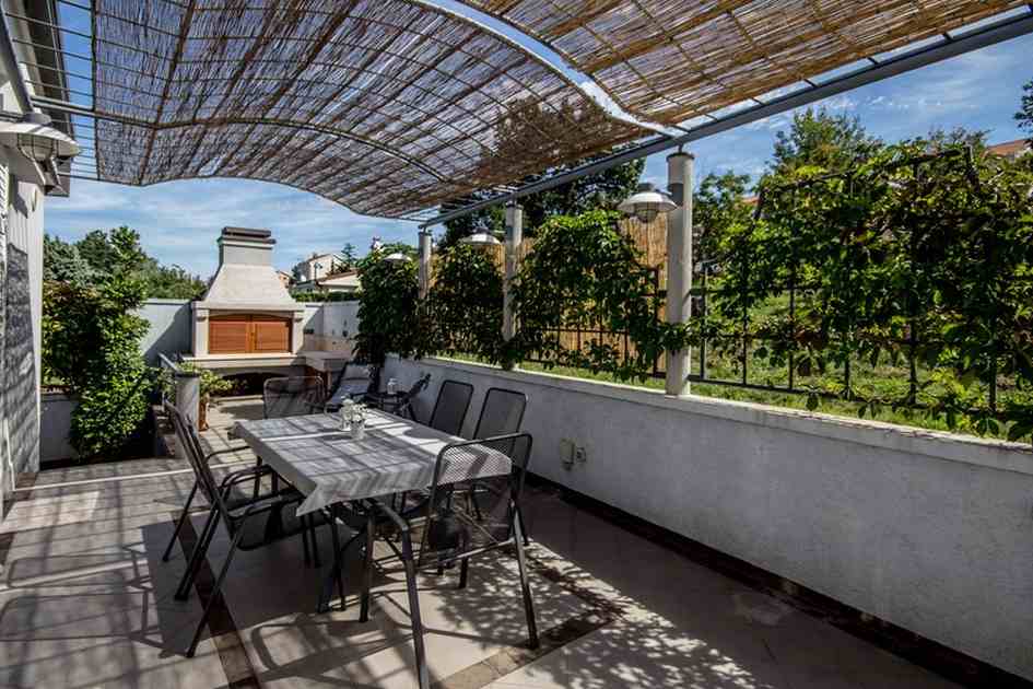 Terrasse avec coin barbecue derrière la villa - biens île de Krk.