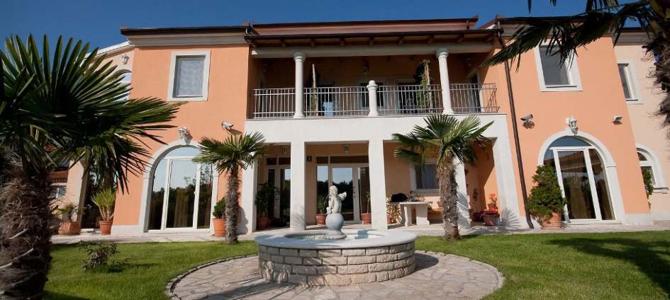 Vue de face de la villa de luxe à vendre à Medulin.