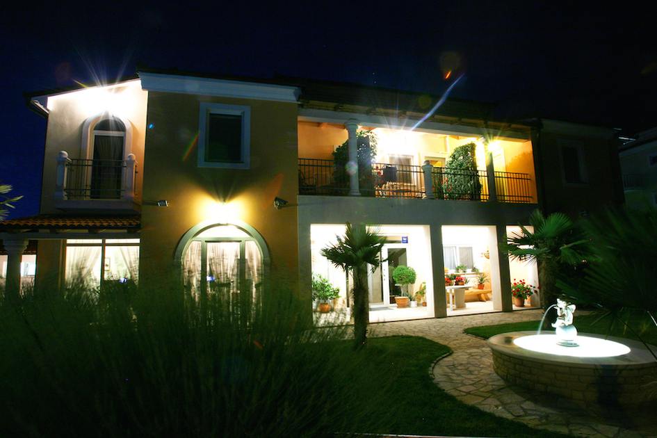 Aperçu de la villa H557 de nuit - immobilier en Croatie - Panorama Scouting.