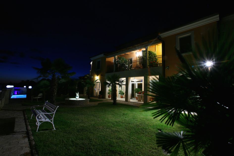Espace extérieur de la villa H557 avec fontaine, etc.