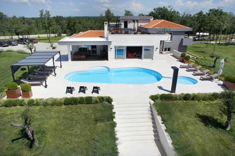 La vue de face de la villa en Istrie préservant l'intimité, qui est à vendre.