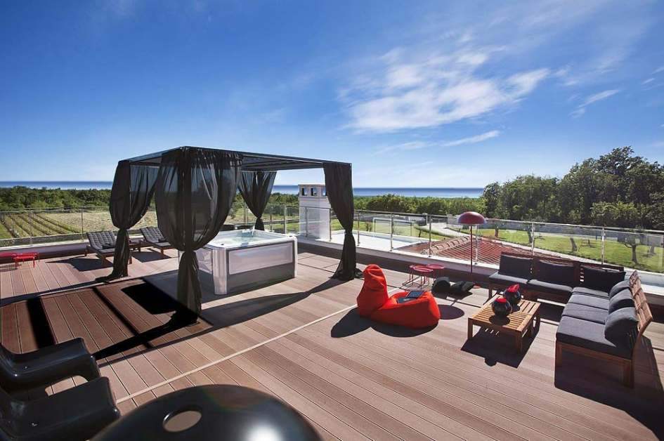 La vue mer depuis le grand toit-terrasse de la villa exclusive à vendre en Istrie. Biens avec vue mer - Panorama Scouting