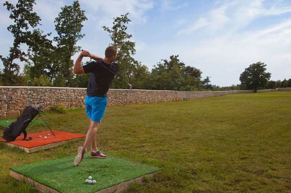 La villa à vendre en Croatie dispose d'un "driving range" de golf de 130 m.