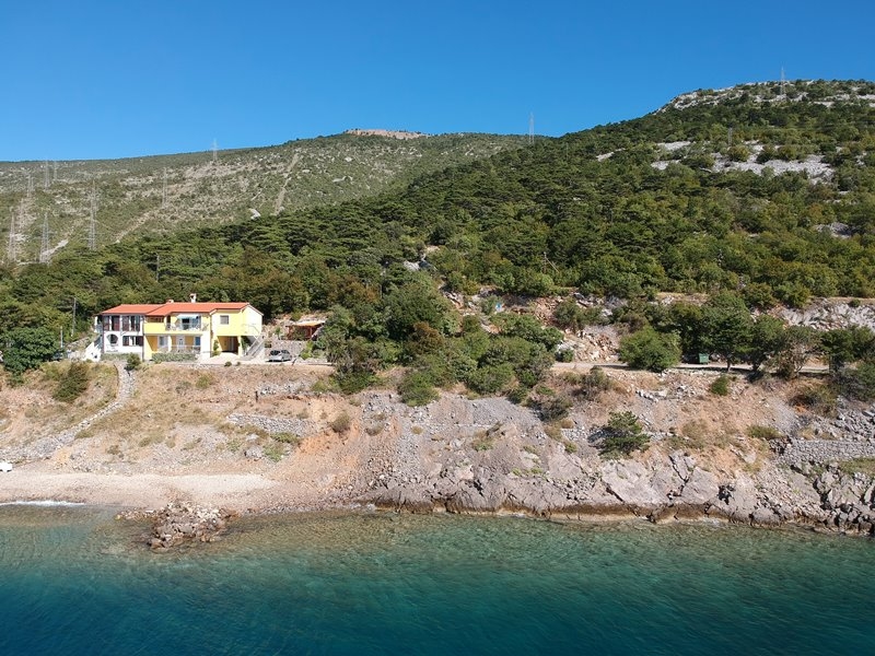 La vue mer depuis la terrasse de la maison à vendre près de Senj, Croatie. Biens en bord de mer - Panorama Scouting