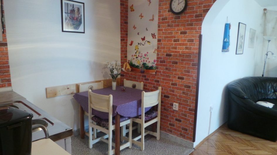 Intérieur du bien H575 directement au bord de la mer près de Senj, Croatie.