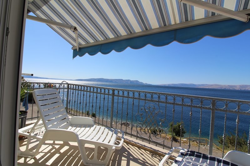 La vue mer depuis la maison directement au bord de la mer en Croatie, à acheter.
