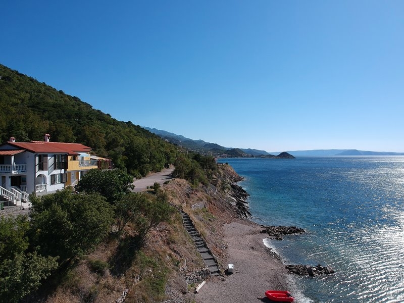 La maison directement au bord de la mer à vendre en Croatie, vue depuis la mer. Biens en bord de mer Croatie