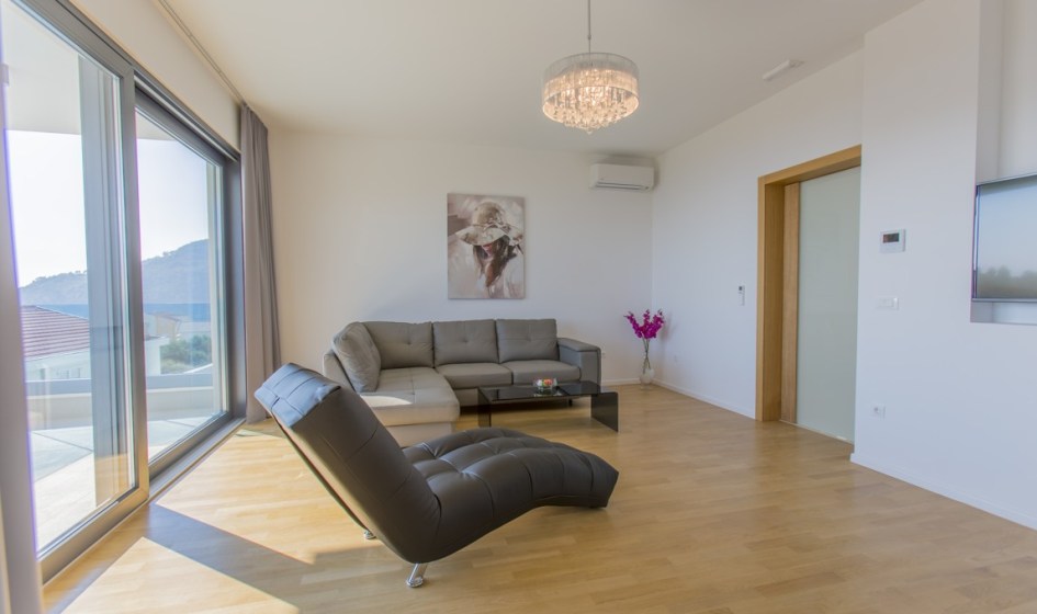 Salon avec accès au balcon.