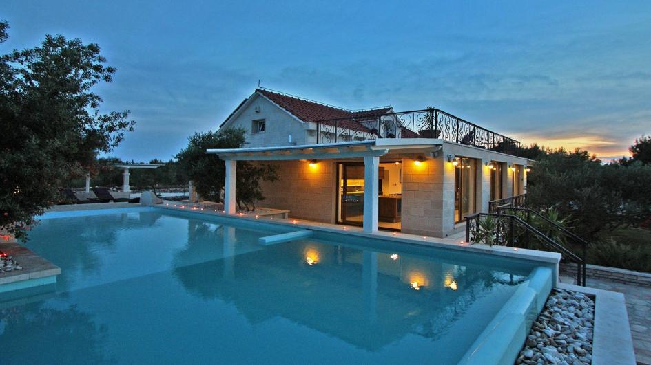 Bien en Croatie sur l'île de Brac à vendre - villa de luxe avec grand terrain.