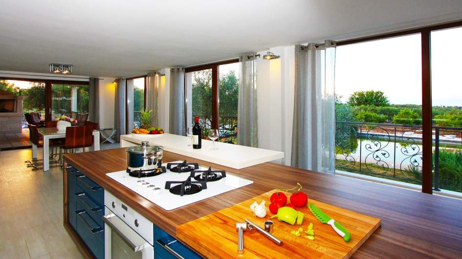 Vue sur la cuisine de la villa.