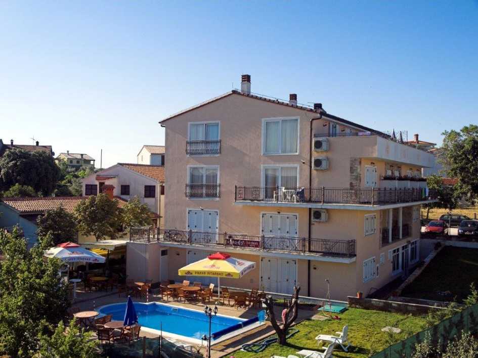Pension moderne et fonctionnelle près de Pula avec vue mer et piscine, à vendre