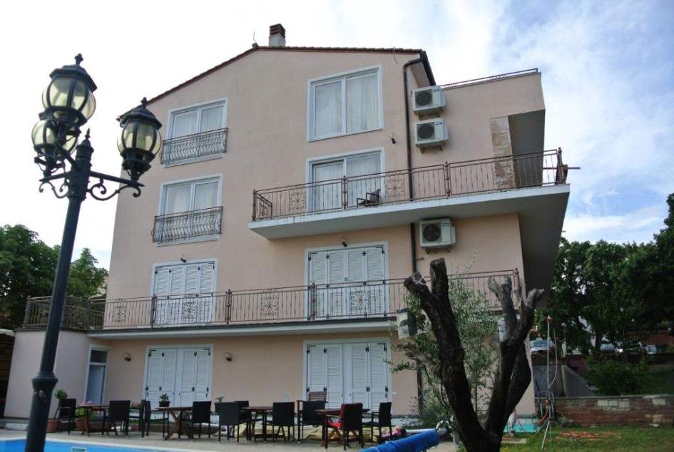 Encore une vue extérieure du petit hôtel près de Pula, qui est à vendre