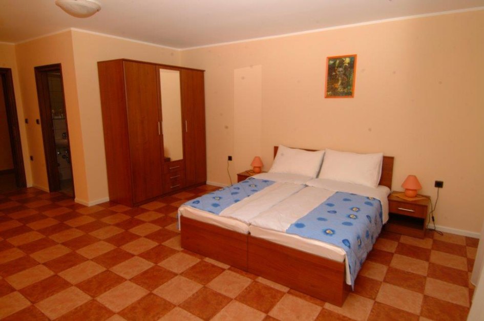 Une des grandes chambres de la pension-hôtel avec vue mer à vendre en Croatie, Istrie