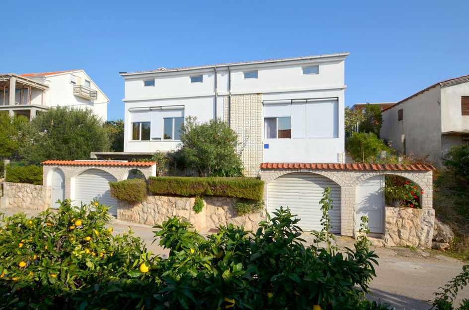 Les deux moitiés de maison jumelée avec vue mer et jardin à vendre en Croatie sur Korcula