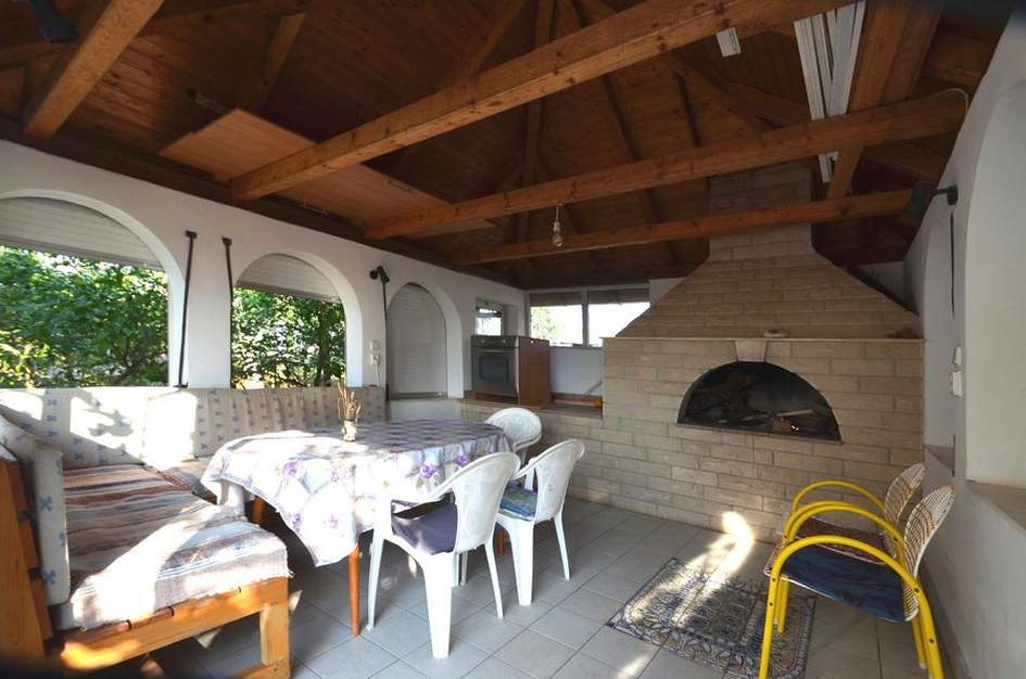 La tonnelle d'été avec barbecue maçonné