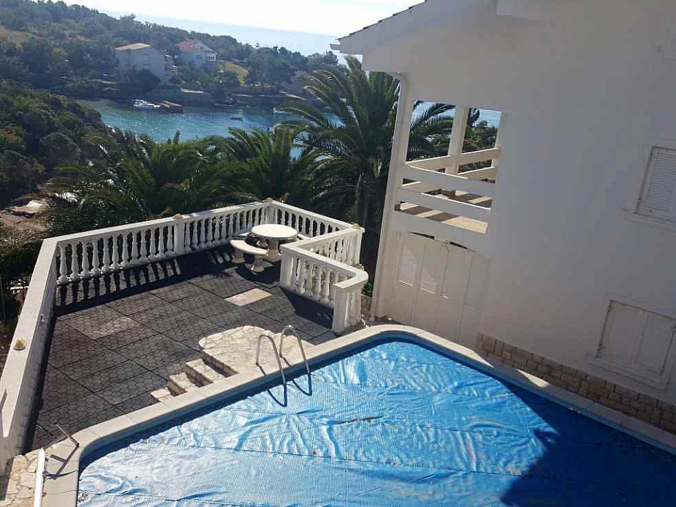Vue latérale de la villa à proximité de la mer sur Pag, qui est à vendre. Immobilier Croatie - Panorama Scouting