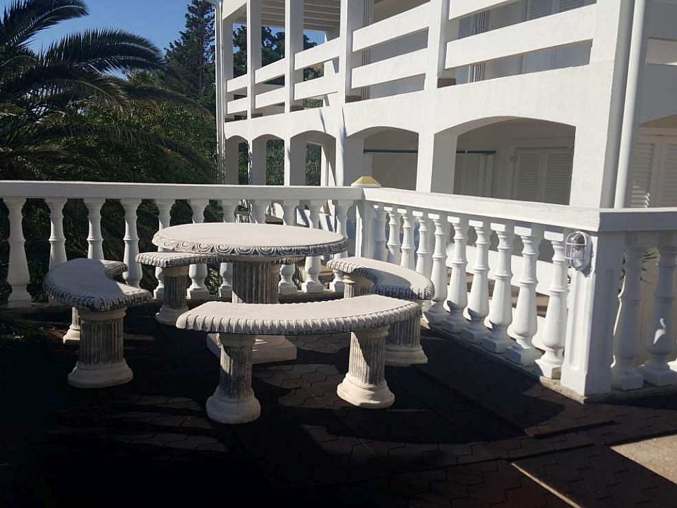 Vue de face de la villa en bord de mer sur Pag, qui est à vendre.
