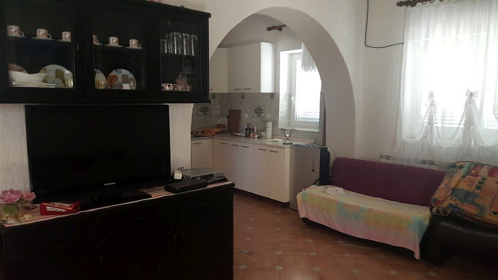 L'un des séjours-salles à manger avec cuisine de la villa sur Pag, qui est à vendre