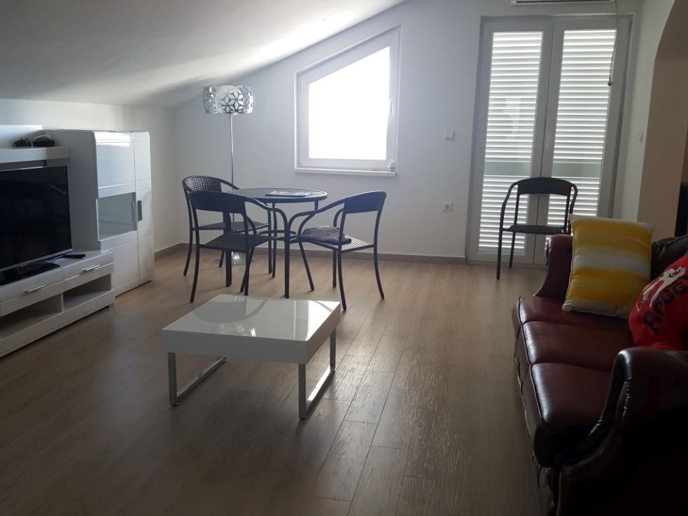 L'un des salons rénovés avec cuisine dans la villa d'appartements à vendre
