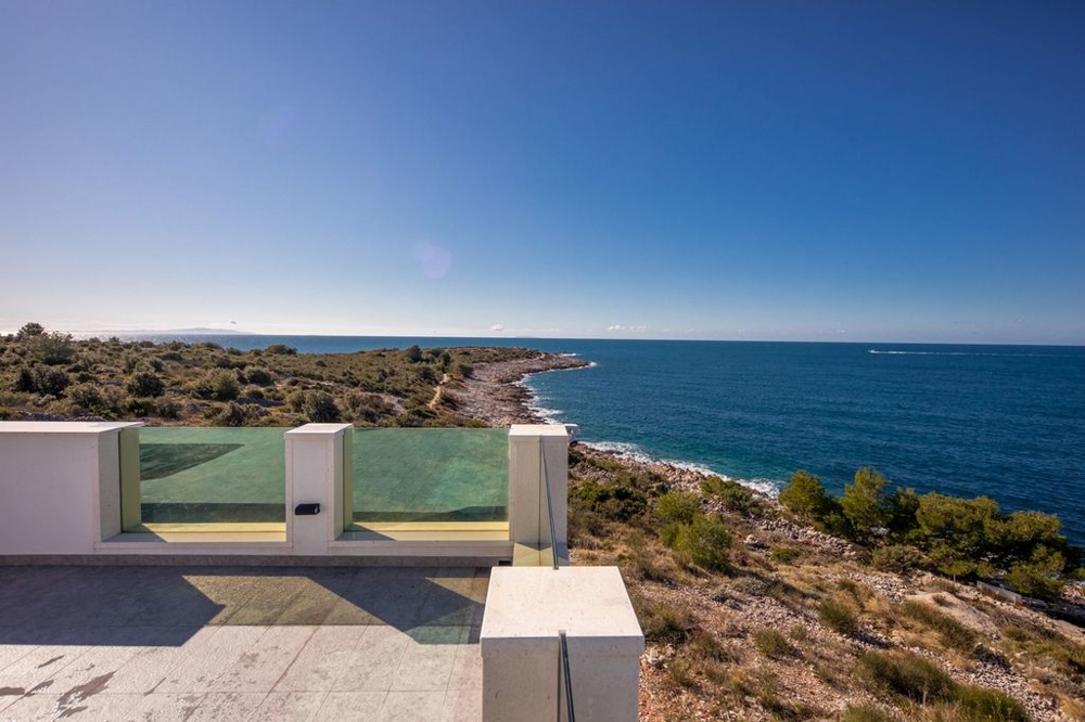 Villa en deuxième ligne face à la mer près de Rogoznica en Croatie.