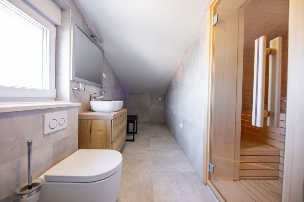 Vue sur la salle de bains avec sauna du bien H742 près de Rogoznica en Croatie.
