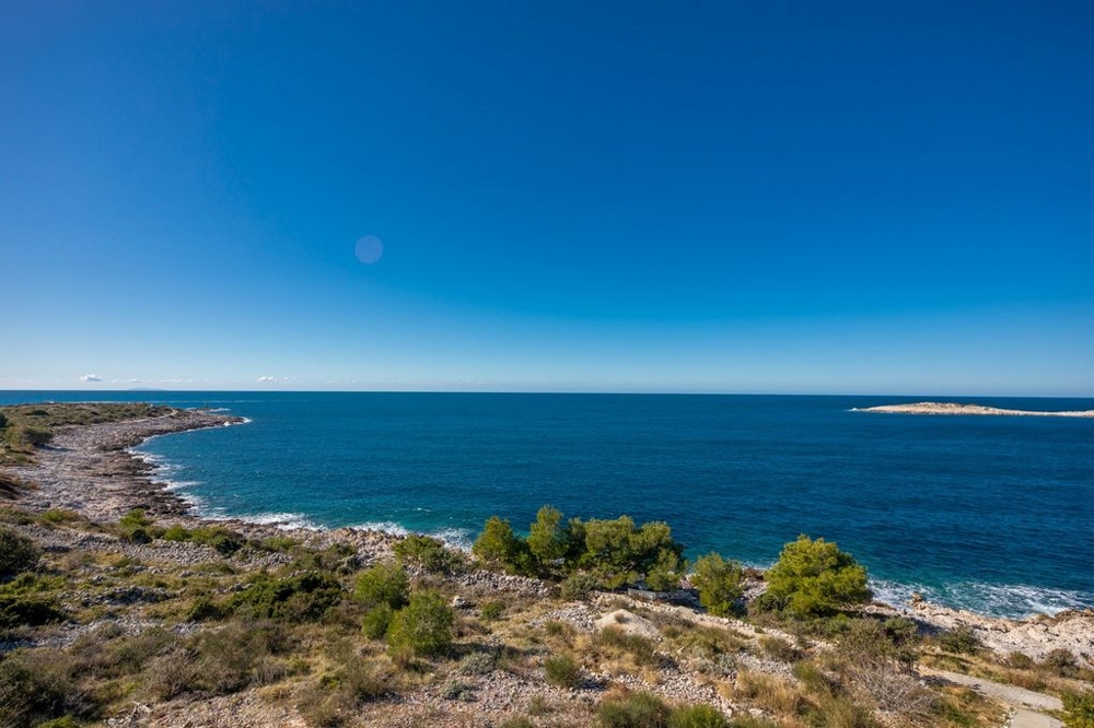 Côte rocheuse avec maquis et vaste vue sur la pleine mer