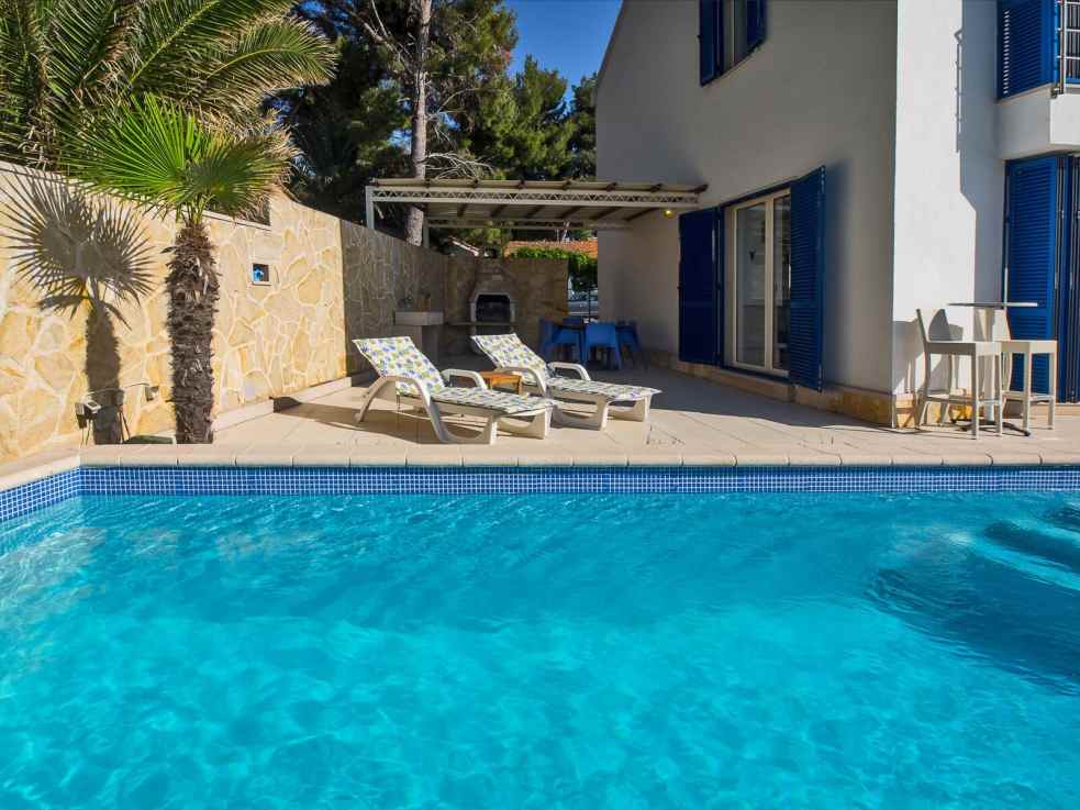 Villa avec piscine directement en bord de mer sur Brac en Croatie.