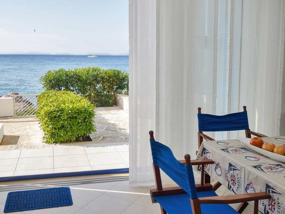 Vue depuis le coin repas du bien H792 - villa de luxe sur Brac en Dalmatie à vendre.