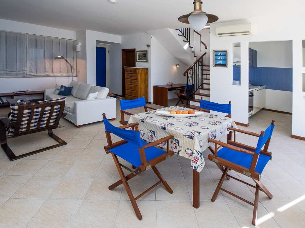 Séjour et coin repas de la villa de luxe H792 en Croatie.