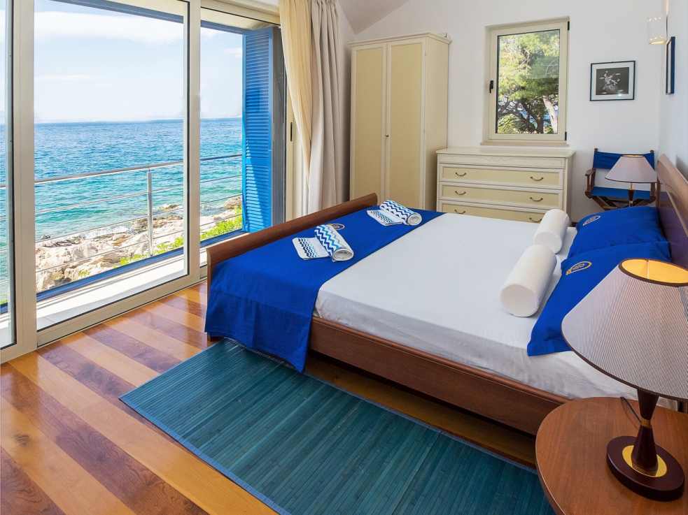 Chambre et magnifique vue mer sur l'île de Brac en Dalmatie.