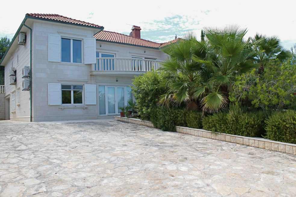 Villa H826 pieds dans l'eau sur l'île de Brac en Dalmatie à vendre.