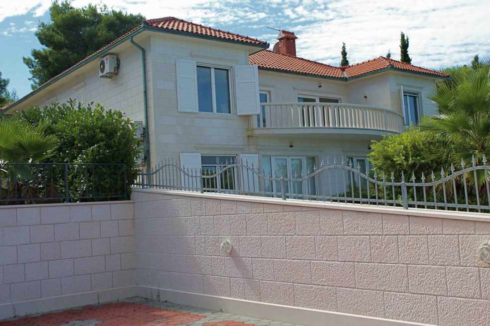 Vue latérale de la villa H826 sur Brac en Croatie.