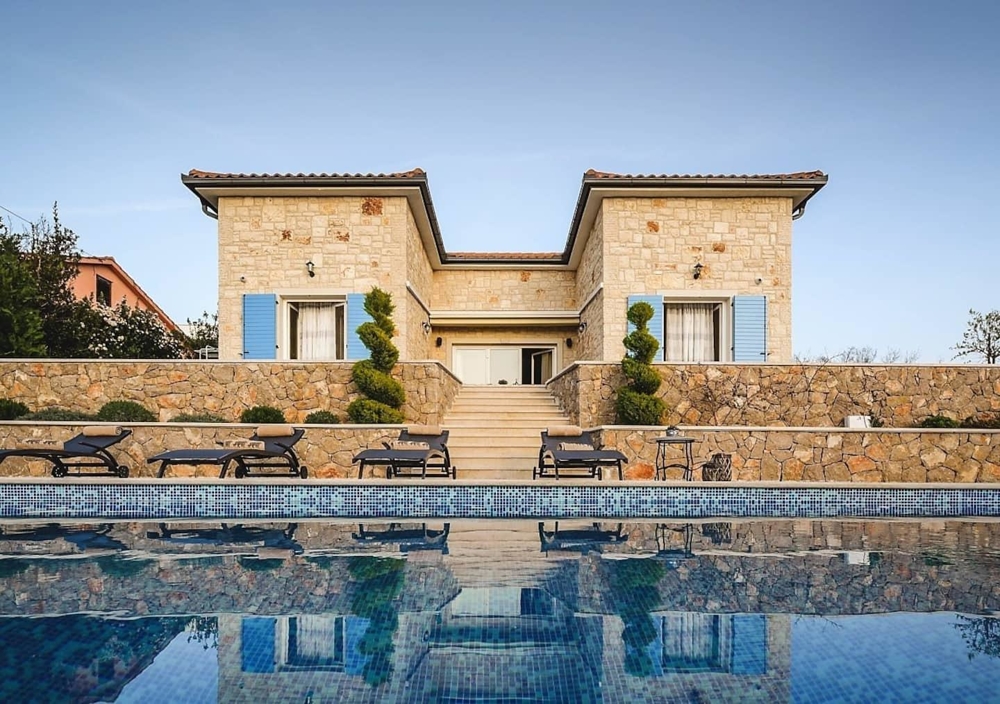 Maison neuve en pierre avec vue mer et piscine de style méditerranéen sur l'île de Krk en Croatie
