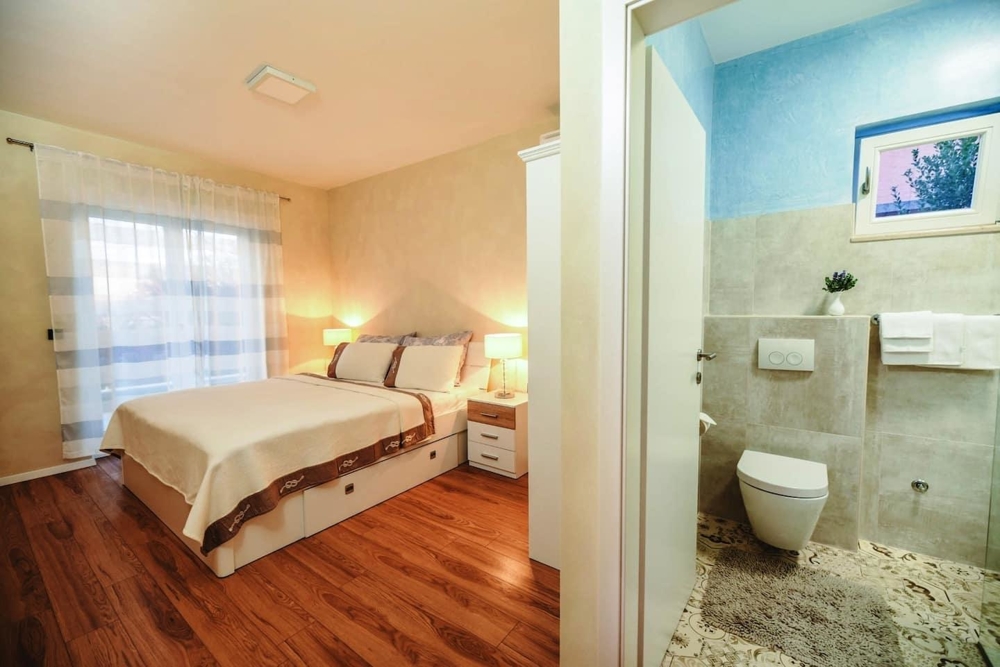 Chambre et salle de bains.