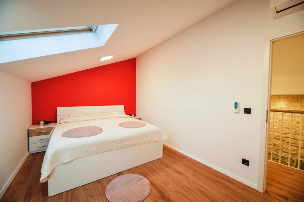 La chambre à l'étage supérieur.