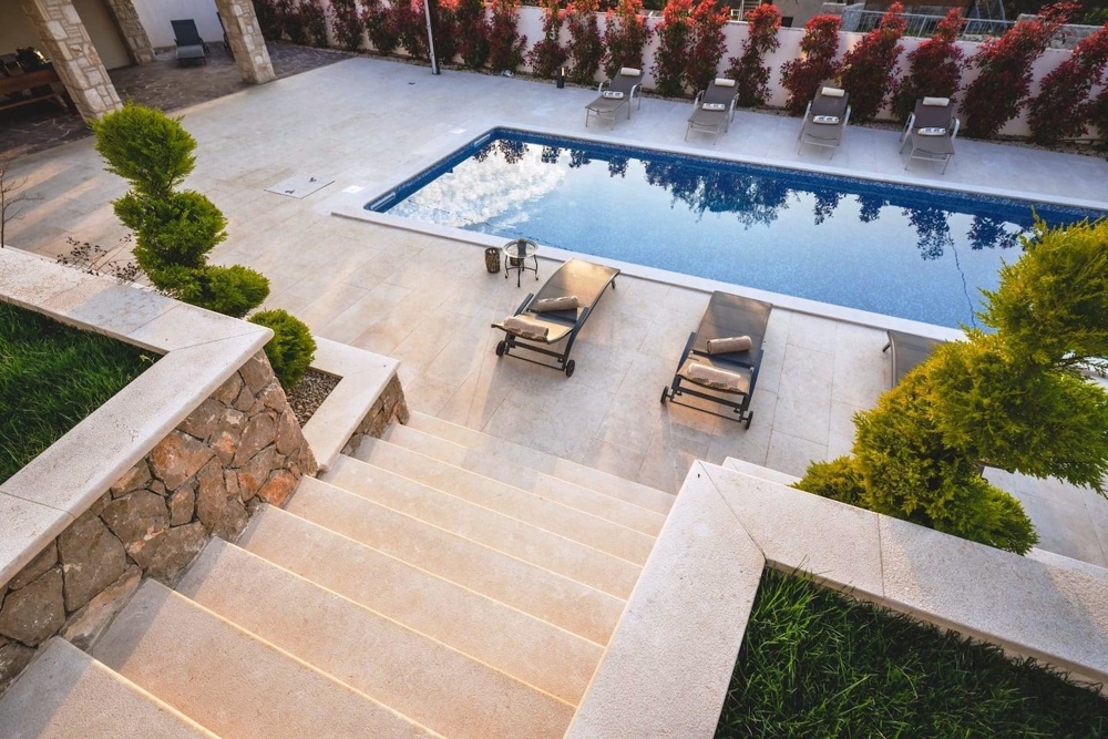 Vue sur le jardin, la piscine et la mer.