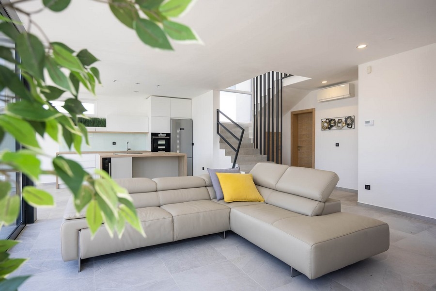 Vue depuis la terrasse de l'étage de la villa H912 sur Krk.