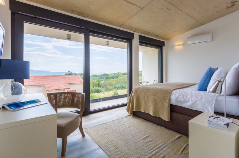 Vue sur la chambre à l'étage supérieur.