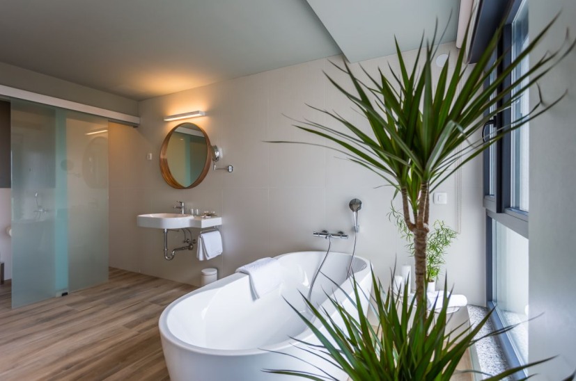 Salle de bains moderne avec baignoire îlot.