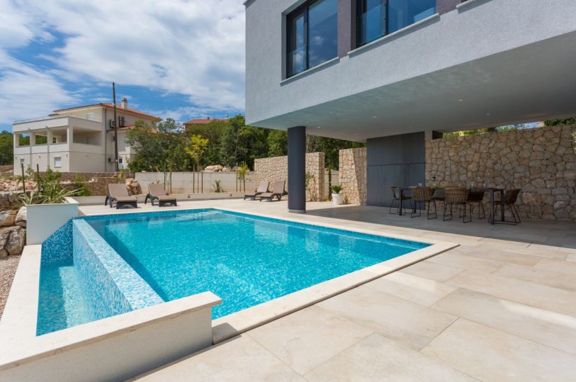 Villa moderne avec piscine dans un lieu calme sur l'île de Krk à vendre.