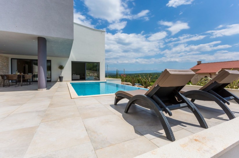 Solarium et piscine de la villa H934 sur Krk en Croatie.