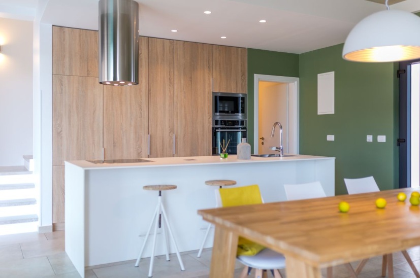 Cuisine ouverte et coin repas de la villa H934.