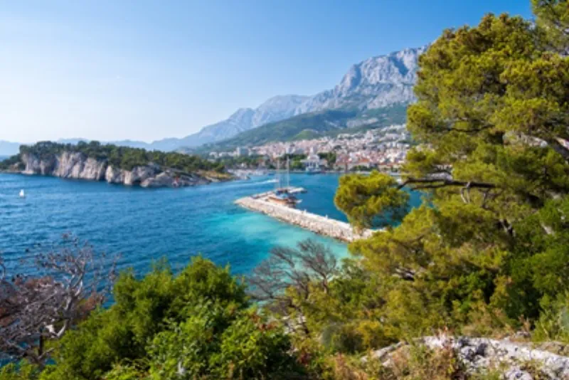 Vue de Makarska avec le port et le massif du Biokovo en Dalmatie