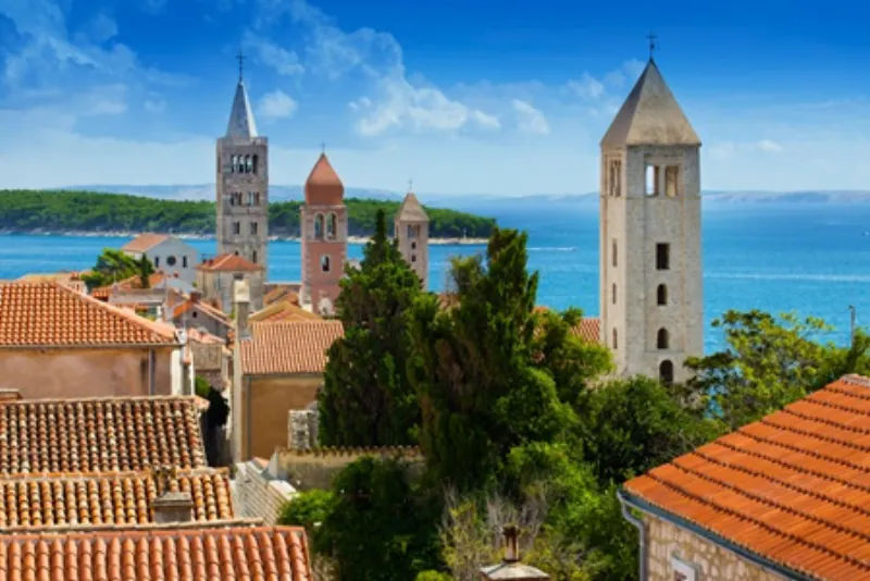 Vieille ville de Rab avec ses clochers et vue sur la mer