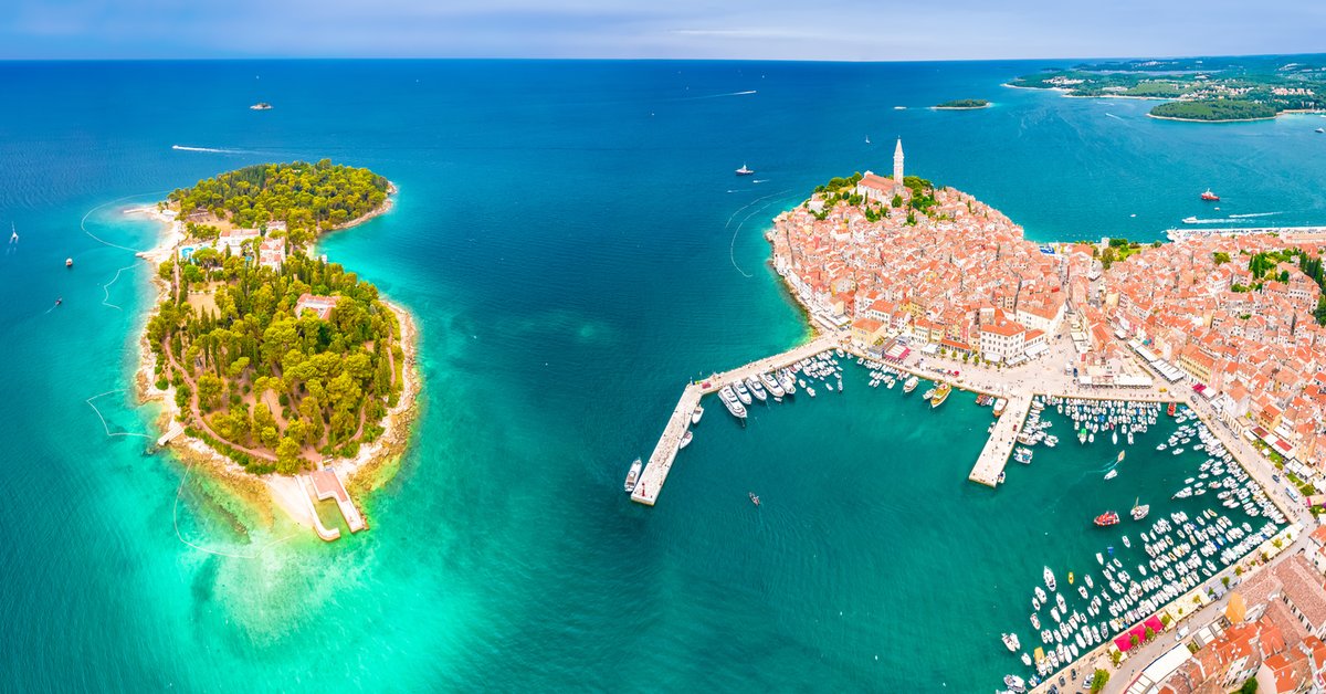 Vue aérienne de Rovinj avec une île au large