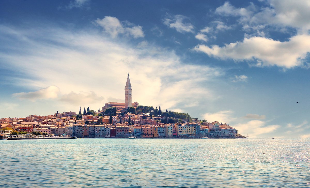 Vieille ville de Rovinj au bord de la mer en Istrie