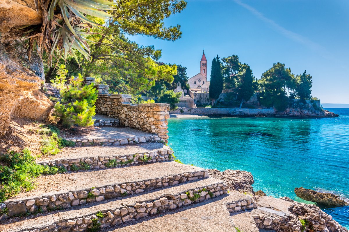 Monastère et baie de baignade à Bol sur l'île de Brac