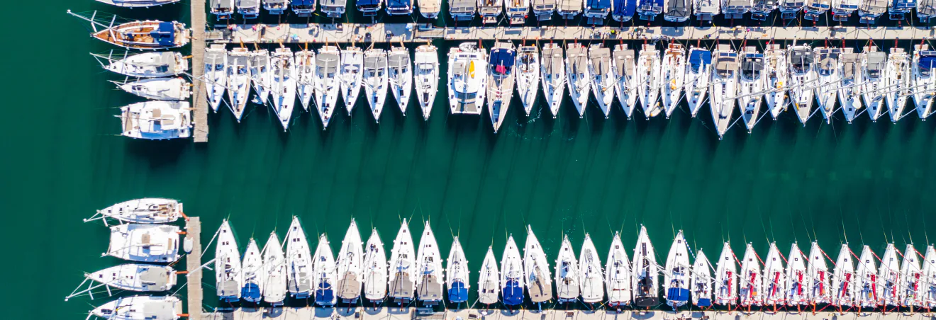 Port de plaisance en Croatie avec voiliers aux pontons, vue aérienne