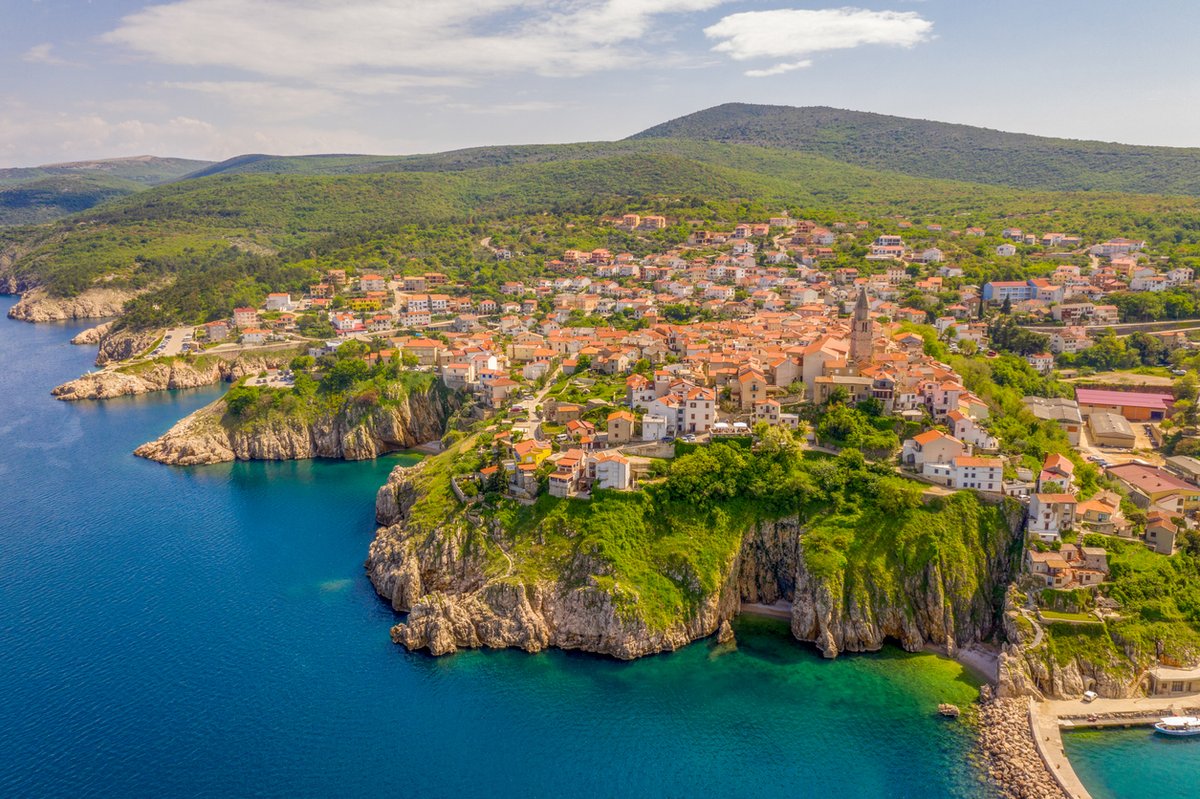 Ville côtière de Vrbnik sur un rocher au-dessus de la mer, île de Krk en Croatie
