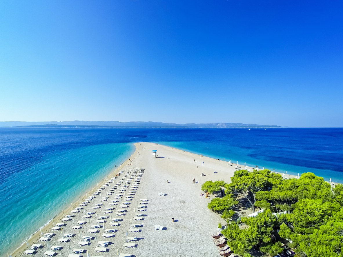 Plage de Zlatni Rat sur l'île de Brac en Croatie